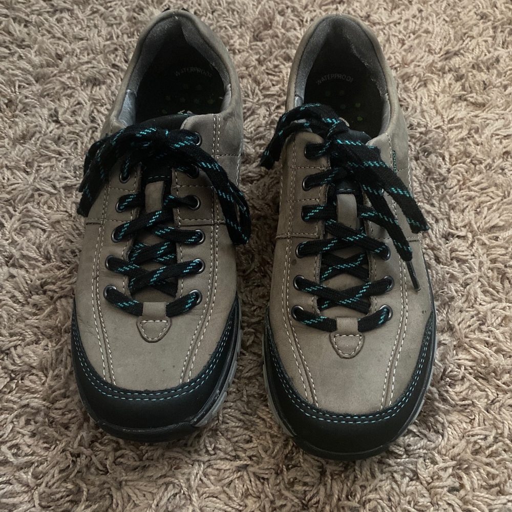 Clarks Wave Waterproof Shoe Size 7